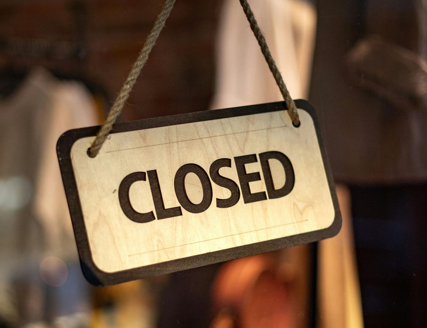 Image of a closed sign on a shop door 